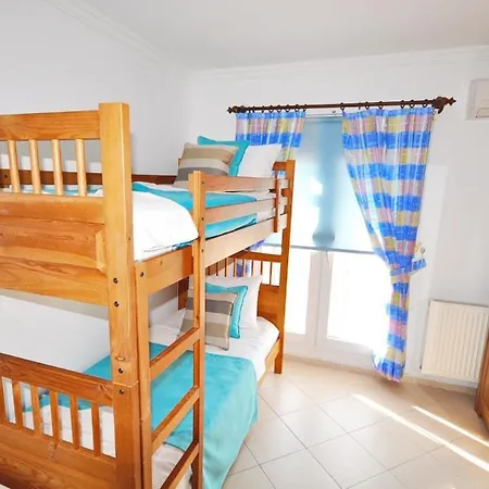 Sleeps 9 With Pool And Air Con