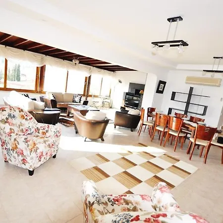 Sleeps 9 With Pool And Air Con أورتاكنت