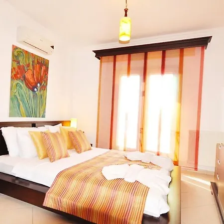 Sleeps 9 With Pool And Air Con أورتاكنت