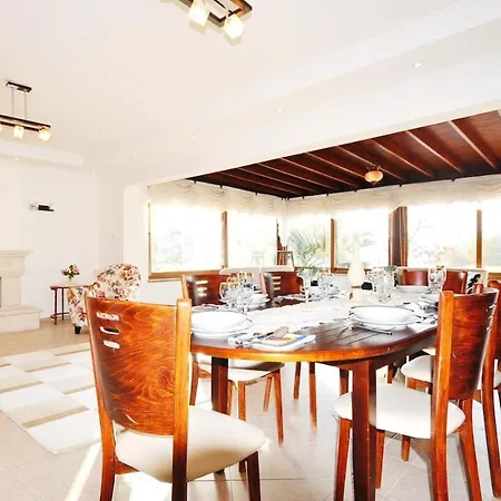 Sleeps 9 With Pool And Air Con فيلة أورتاكنت