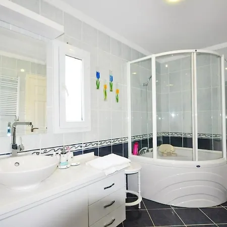 Sleeps 9 With Pool And Air Con * أورتاكنت