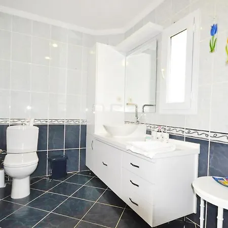 Sleeps 9 With Pool And Air Con فيلة أورتاكنت